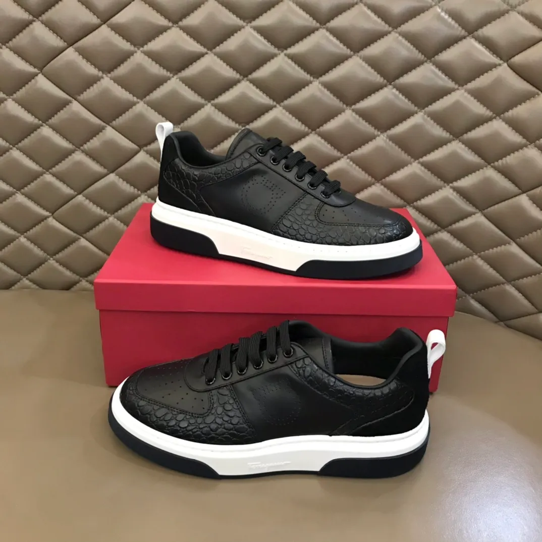 p420 "Salvatore Ferraga**" men's low-cut fashion sneakers. This casual shoe has a novel structure and is made of soft calfskin. The contrasting color elements on the upper highlight the bold and avant-garde atmosphere. The first-layer cowhide lining is high-end and comfortable. Energetic and fresh, these shoes can be worn with casual looks or add a touch of street style to elegant trousers.  Size: 38-44